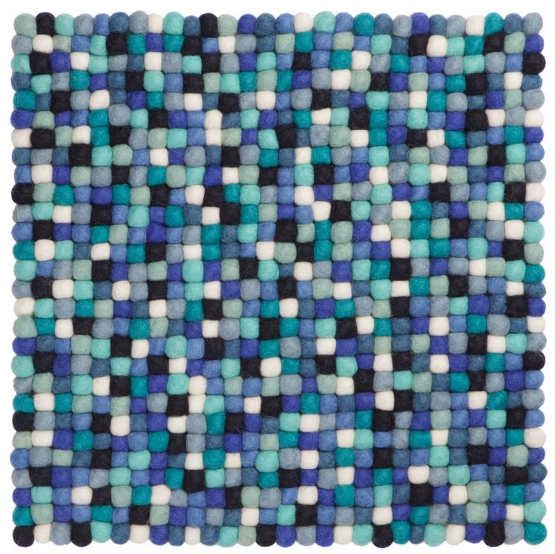 Eckige Filzkugel Sitzauflage von myfelt, 36x36 cm, in Blau- und Türkistönen, Detailansicht der Textur.